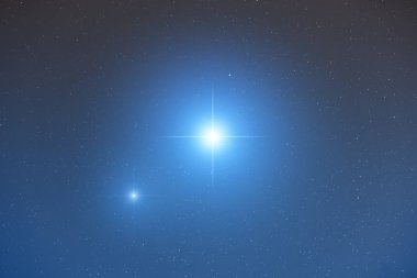 gece gökyüzü, uzay kavramı parlayan parlak yıldızlar dizini 