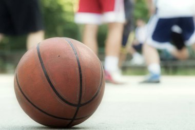 Arka planda ufuk oyuncularla basketbol topu