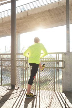 Genç adam koşu kadeh 