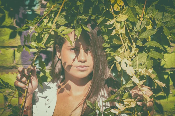 Genç kız açık havada gündüz