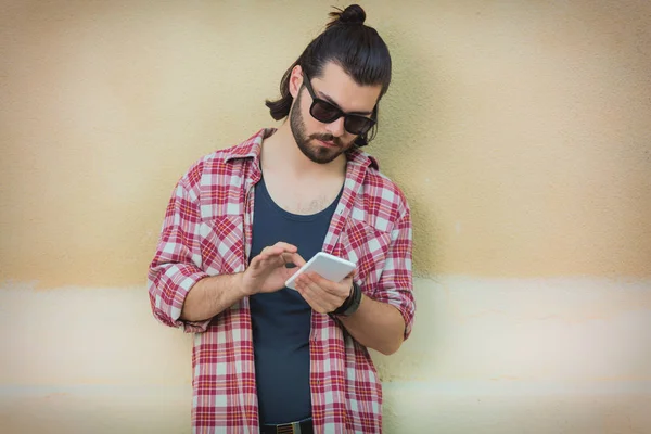 Bej Renkli Arka Plan Üzerinde Duran Smartphone Kullanan Şık Adam — Stok fotoğraf