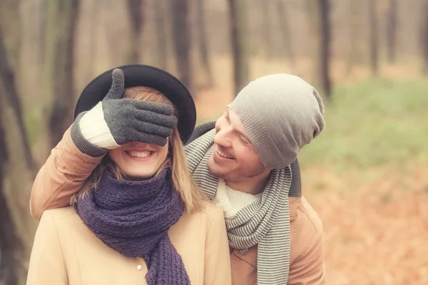 Hombre Guapo Cubriendo Los Ojos Femeninos Con Mano Parque Otoño — Foto de Stock