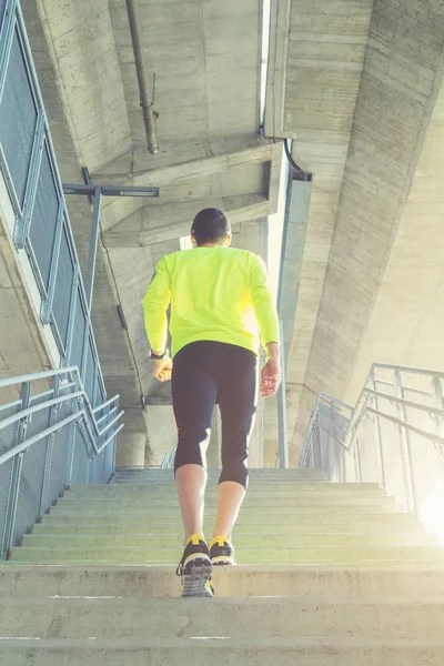 Genç adam koşu kadeh 