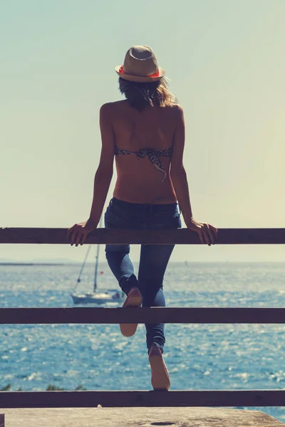 Ragazza Rilassante Spiaggia Durante Giorno — Foto Stock