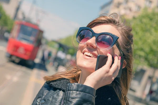 kadın güneş gözlüğü duran tramvay istasyonu Smartphone cep telefonu ile konuşmak