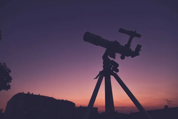 空の上の星と望遠鏡のシルエット — ストック写真