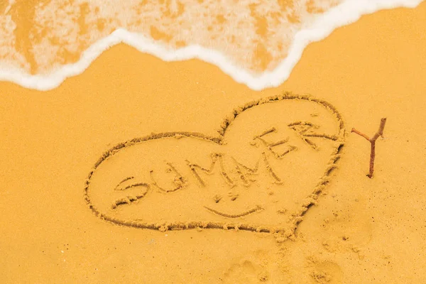 Forma Cuore Sulla Spiaggia Sabbiosa — Foto Stock