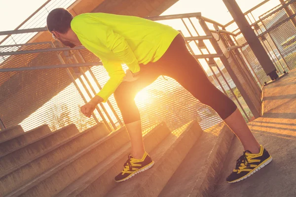 Genç adam koşu kadeh 