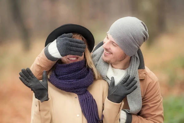 yakışıklı adam el içinde sonbahar park ile kadın gözleri kapsayan 