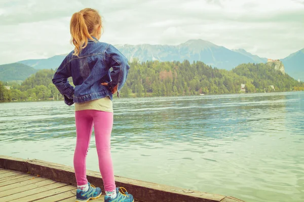 Маленька Дівчинка Стоїть Пірсі Біля Озера — стокове фото