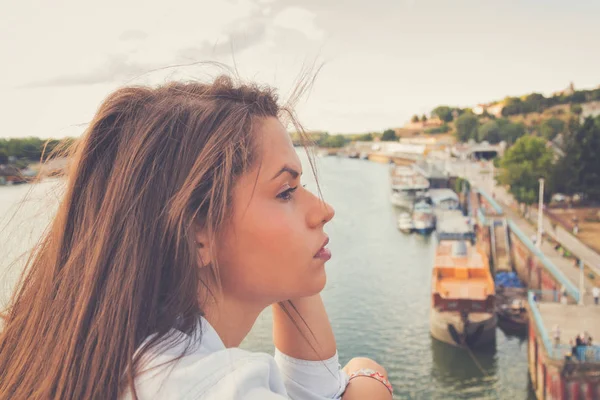 Genç kız açık havada gündüz