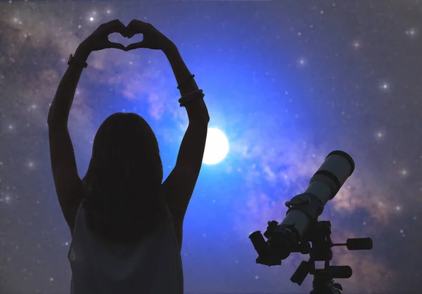 Дівчина Використовує Телескоп Вночі — стокове фото