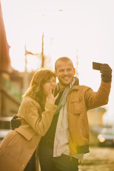 Homem Tomando Selfie Com Smartphone Mulher Mostrando Sinal Rock Roll — Fotografia de Stock