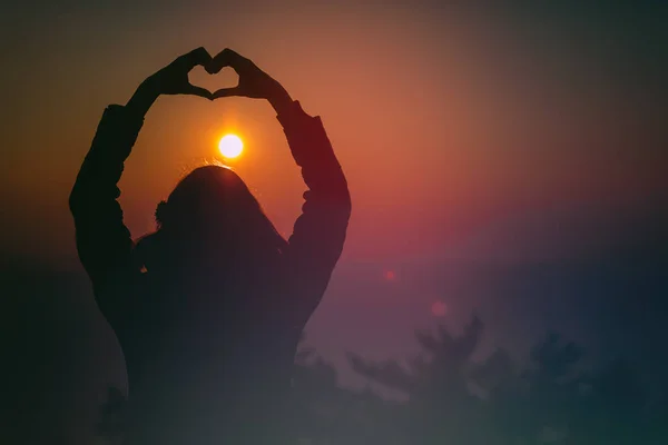 Vista Posteriore Della Donna Con Mani Alzate Che Mostrano Segno — Foto Stock