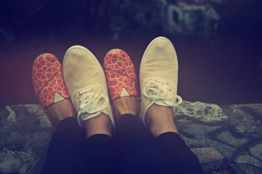 Çift ayakkabı, görünümü kadar yakın