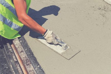 Beton kaldırım güneşli gün tesviye inşaat işçisi 