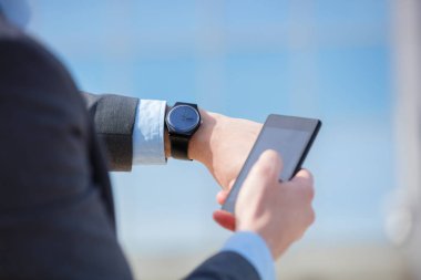 Erkek elle tutarak smartphone, yakın çekim izle  