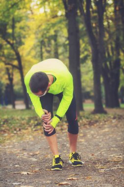 Genç adam koşu kadeh 