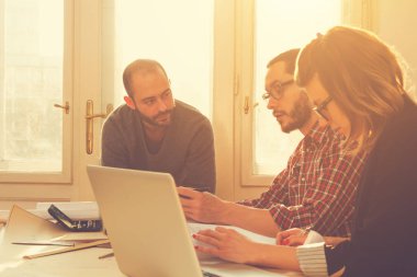 Genç grup insan iş planları tartışıyor.