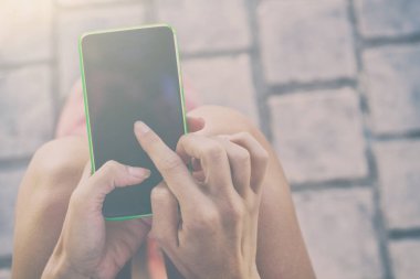 Mobil akıllı telefon kullanan kadın yakın çekim