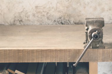 Marangoz atölyesinde çalışırken. 