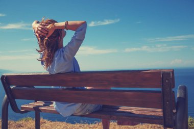 Genç kadının okyanus ile yaz / deniz manzaralı.