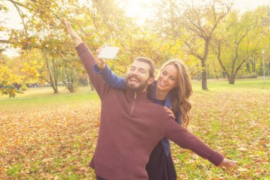 aşık selfie smartphone ile sonbahar ormanda alarak mutlu çift  