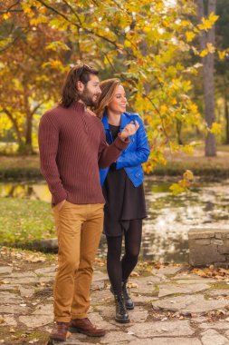 gülümseyen ve uzak sonbahar ormanda seyir muhteşem kadınla yakışıklı adam 