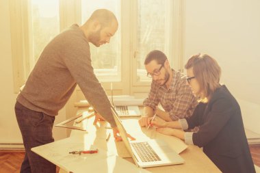 Genç grup insan iş planları tartışıyor.