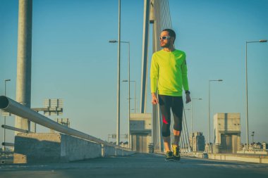 Genç adam koşu kadeh 