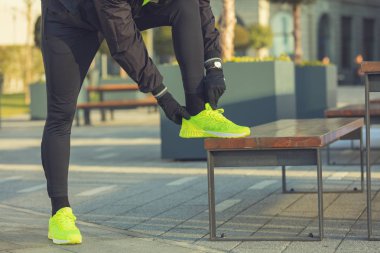 Genç adam koşu kadeh 