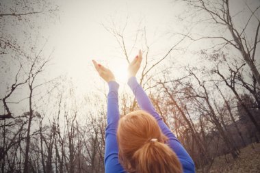kadının kuyruk saç modeli saç modeli ile arkadan görünüm sonbahar orman havada ellerini kaldırdı 