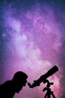 Geceleri bir teleskop kullanan kız