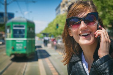 kadın güneş gözlüğü duran tramvay istasyonu Smartphone cep telefonu ile konuşmak