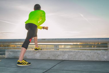 Genç adam koşu kadeh 