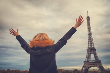 Zevk ve Eyfel Kulesi Paris, Fransa'da izlerken kız