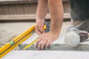 Bir inşaatta çalışan ayrıntıları