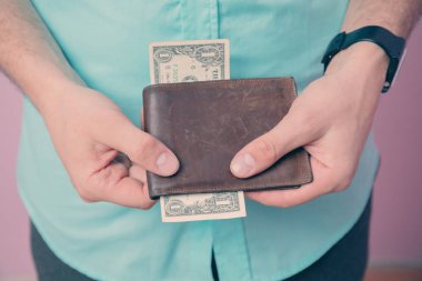 Adam holding cüzdan doları ile