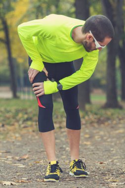 Genç adam koşu kadeh 