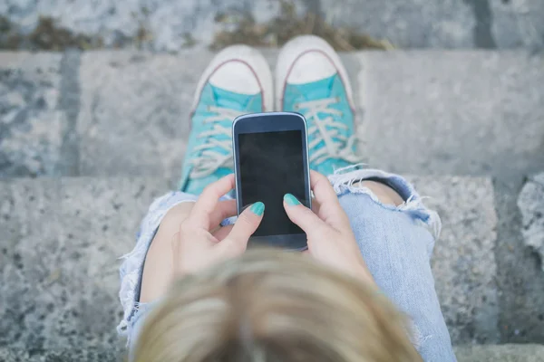 Mujer Escribiendo Teléfono Inteligente Aire Libre Vista Superior — Foto de Stock