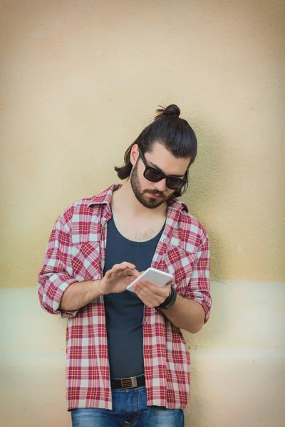 bej renkli arka plan üzerinde duran Smartphone kullanan şık adam 