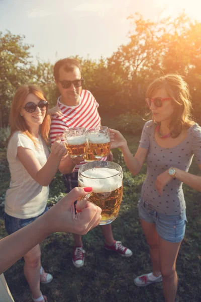 Arkadaşlar açık havada bira ile zevk