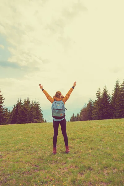 Doğanın keyfini ve ücretsiz duygu genç kadın.