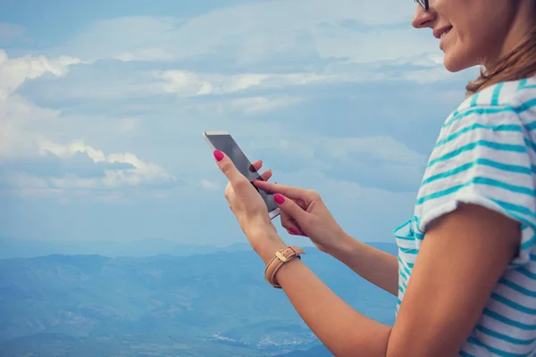 Mujer Usando Teléfono Inteligente Mientras Está Pie Colina Con Montañas — Foto de Stock