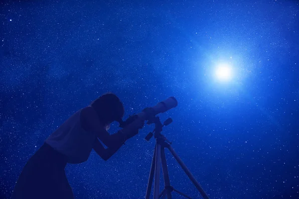 Chica Usando Telescopio Noche —  Fotos de Stock