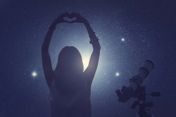 Дівчина Використовує Телескоп Вночі — стокове фото