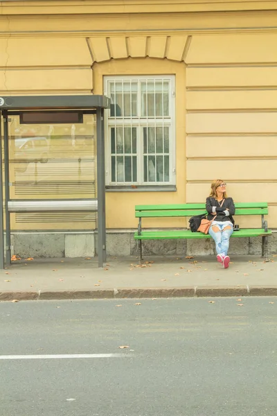 Girl Waiting Bus — Stock Photo, Image