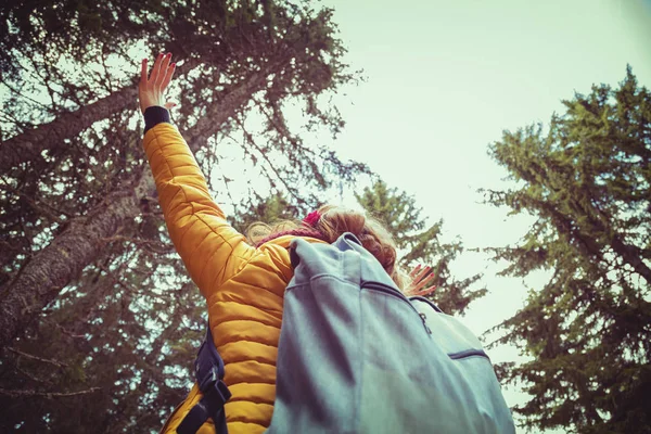 Doğanın keyfini ve ücretsiz duygu genç kadın.