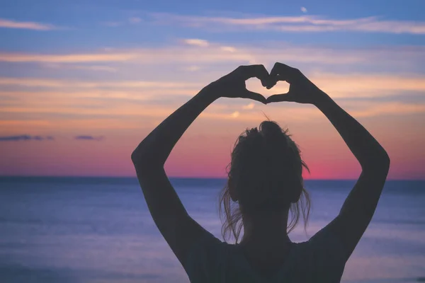 Kız Plajda Elleriyle Kalp Şekil Verme — Stok fotoğraf