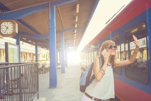 Жінка Говорить Смартфоні Стоячи Біля Поїзда Вокзалі — стокове фото